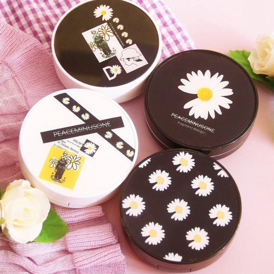 Black Daisy Design Lens Case Set *Random Design